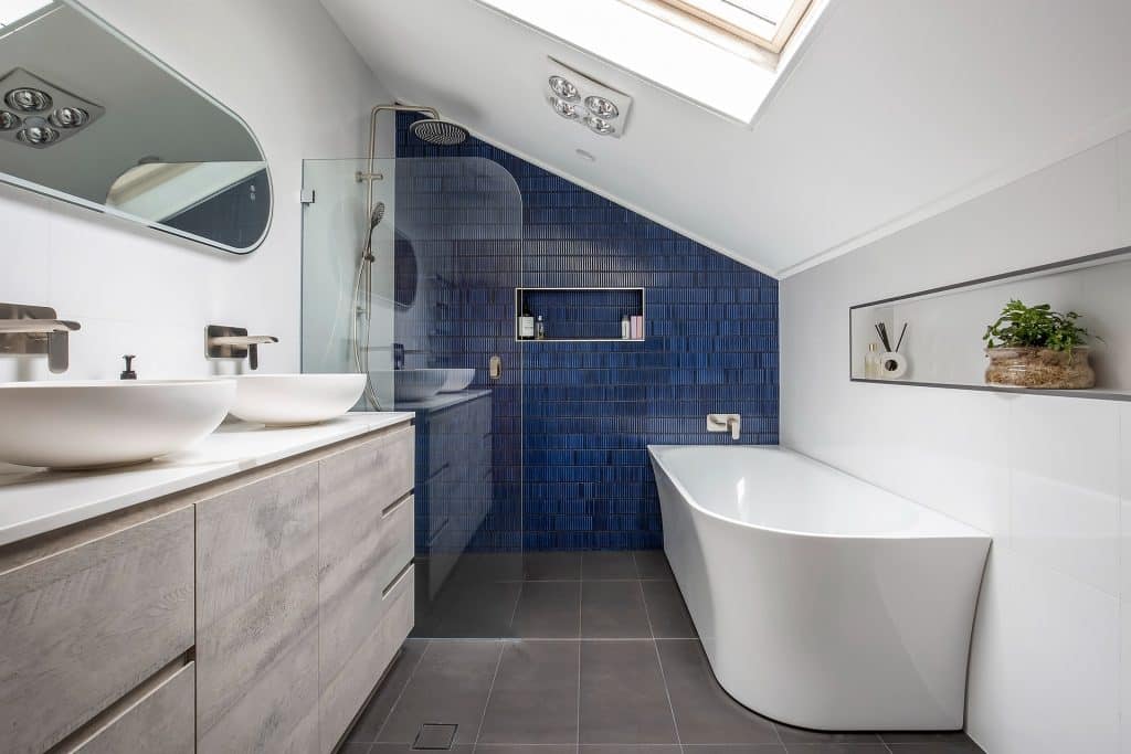 Chic bathroom with Blue notes in tiles